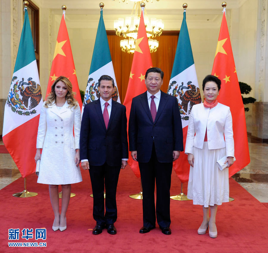 11月13日，國家主席習(xí)近平在北京人民大會堂北大廳舉行儀式，歡迎墨西哥總統(tǒng)培尼亞對中國進行國事訪問。這是習(xí)近平和夫人彭麗媛同培尼亞夫婦合影。 新華社記者 張鐸 攝