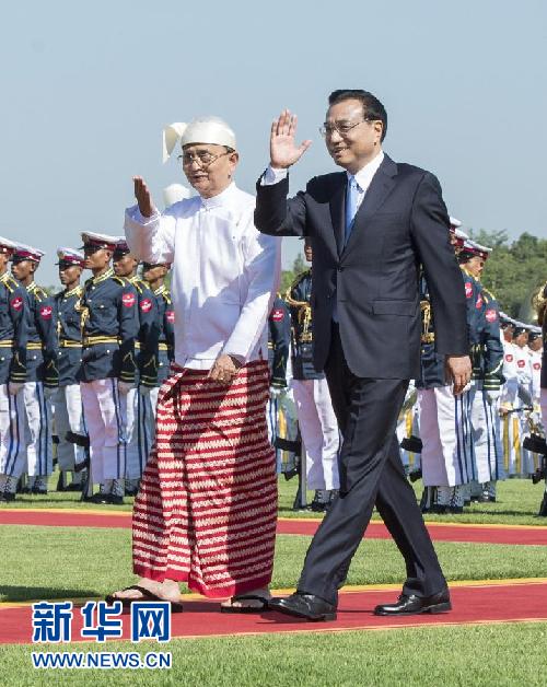 11月14日，中國國務(wù)院總理李克強(qiáng)在內(nèi)比都同緬甸總統(tǒng)吳登盛舉行會談。這是會談前，吳登盛在緬甸總統(tǒng)府前廣場為李克強(qiáng)舉行隆重的歡迎儀式。新華社記者 王曄 攝