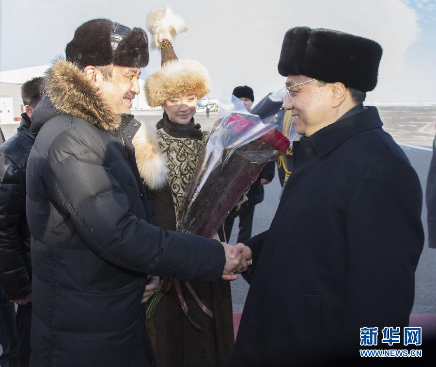 12月14日，應(yīng)哈薩克斯坦共和國總理馬西莫夫邀請，國務(wù)院總理李克強(qiáng)乘專機(jī)抵達(dá)阿斯塔納國際機(jī)場，開始對哈薩克斯坦進(jìn)行正式訪問，舉行中哈總理第二次定期會晤，并出席上海合作組織成員國政府首腦理事會第十三次會議。這是馬西莫夫到機(jī)場迎接李克強(qiáng)。新華社記者 黃敬文 攝