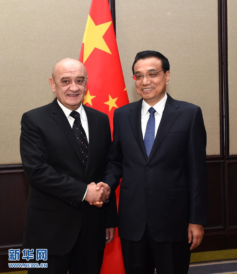 12月16日，中國(guó)國(guó)務(wù)院總理李克強(qiáng)在貝爾格萊德會(huì)見(jiàn)波黑部長(zhǎng)會(huì)議主席貝萬(wàn)達(dá)。 新華社記者 饒愛(ài)民 攝 