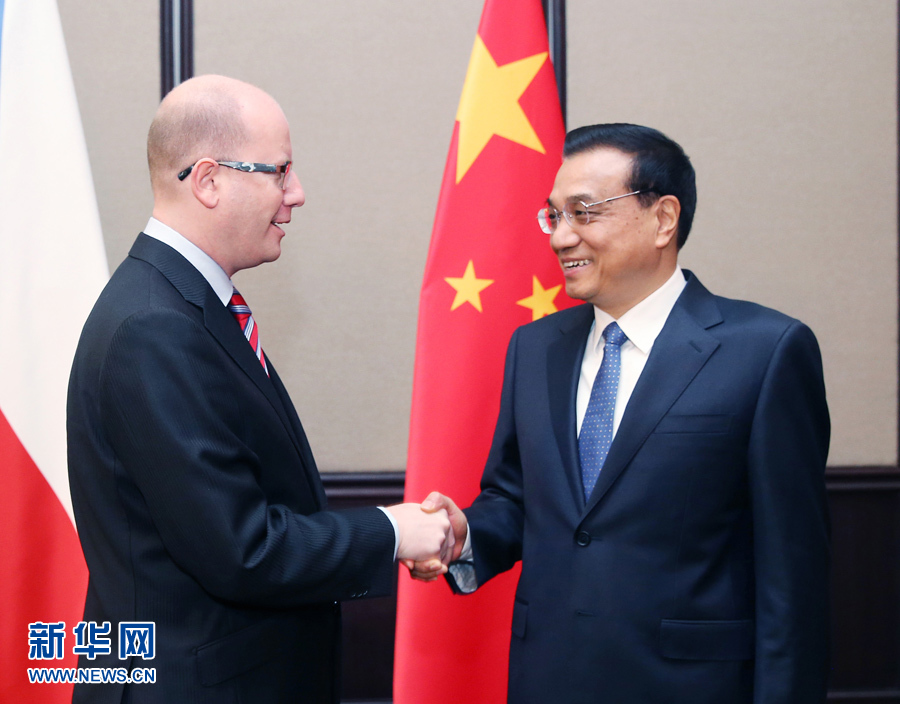 12月16日，中國國務(wù)院總理李克強(qiáng)在貝爾格萊德會(huì)見捷克總理索博特卡。 新華社記者姚大偉攝 