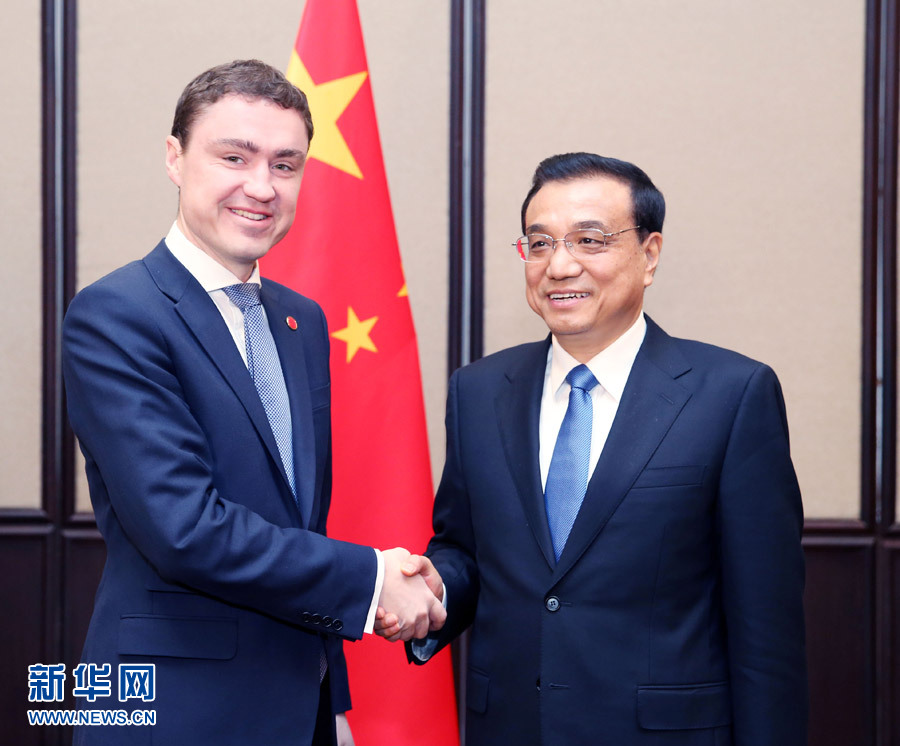 12月17日，中國國務(wù)院總理李克強(qiáng)在貝爾格萊德會(huì)見愛沙尼亞總理羅伊瓦斯。 新華社記者姚大偉攝 