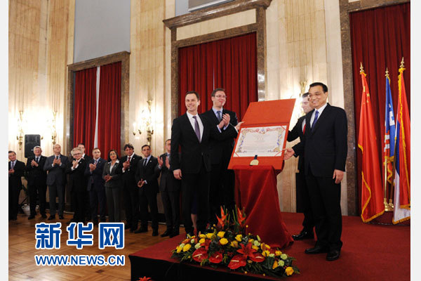 12月18日，中國(guó)國(guó)務(wù)院總理李克強(qiáng)在貝爾格萊德市政廳接受&ldquo;貝爾格萊德榮譽(yù)市民&rdquo;證書，塞爾維亞總理武契奇陪同出席。隨后，李克強(qiáng)同塞各界知名人士親切會(huì)見并互動(dòng)交流。新華社記者 饒愛民 攝