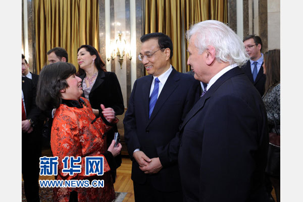 12月18日，中國(guó)國(guó)務(wù)院總理李克強(qiáng)在貝爾格萊德市政廳接受&ldquo;貝爾格萊德榮譽(yù)市民&rdquo;證書，塞爾維亞總理武契奇陪同出席。隨后，李克強(qiáng)同塞各界知名人士親切會(huì)見并互動(dòng)交流。這是李克強(qiáng)同漢學(xué)家波普&mdash;采尼奇夫婦親切交談。新華社記者 饒愛民 攝
