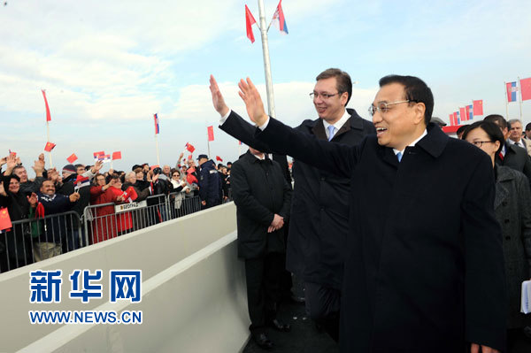12月18日，中國國務院總理李克強在貝爾格萊德同塞爾維亞總理武契奇共同出席貝爾格萊德跨多瑙河大橋竣工儀式。這是李克強與武契奇在儀式現(xiàn)場向塞爾維亞群眾揮手致意。新華社記者 饒愛民 攝