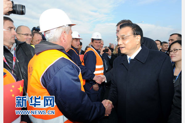 12月18日，中國國務院總理李克強在貝爾格萊德同塞爾維亞總理武契奇共同出席貝爾格萊德跨多瑙河大橋竣工儀式。這是李克強同大橋建設者親切交流。新華社記者 饒愛民 攝