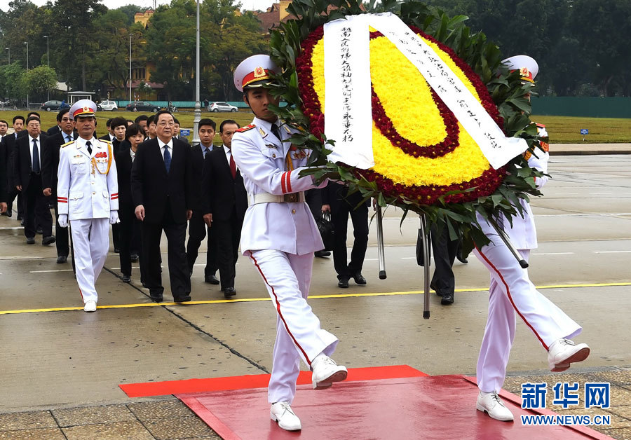 12月25日至27日，中共中央政治局常委、全國政協(xié)主席俞正聲對越南進(jìn)行正式訪問。 這是12月27日，俞正聲在河內(nèi)瞻仰胡志明主席陵。新華社記者劉建生攝