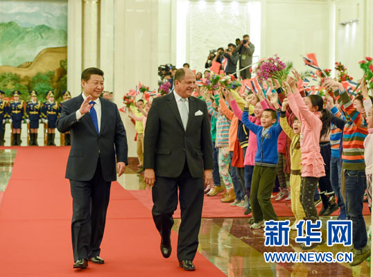 1月6日，國家主席習(xí)近平在北京人民大會(huì)堂同哥斯達(dá)黎加總統(tǒng)索利斯舉行會(huì)談。這是會(huì)談前，習(xí)近平在人民大會(huì)堂北大廳為索利斯舉行歡迎儀式。新華社記者 李學(xué)仁 攝
