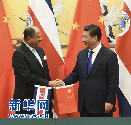 1月6日，中國國家主席習(xí)近平在北京人民大會(huì)堂同哥斯達(dá)黎加總統(tǒng)索利斯舉行會(huì)談。這是習(xí)近平與索利斯在簽字儀式后握手。 新華社記者 張鐸 攝