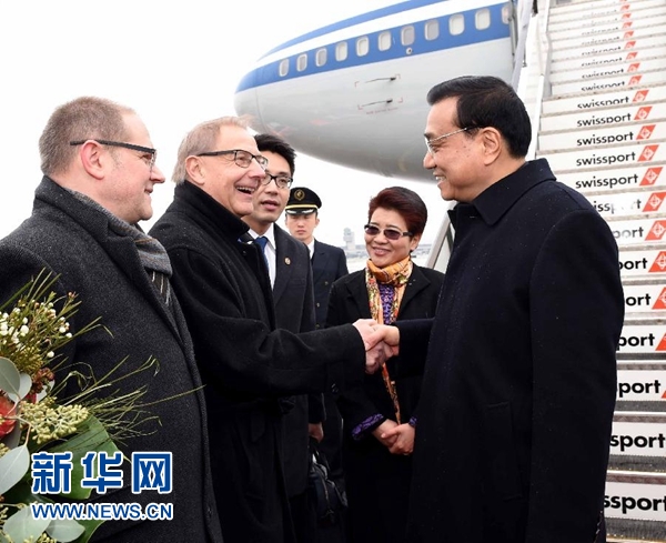1月20日，中國國務(wù)院總理李克強抵達瑞士蘇黎世，出席達沃斯世界經(jīng)濟論壇年會并對瑞士進行工作訪問。 新華社記者 饒愛民 攝 