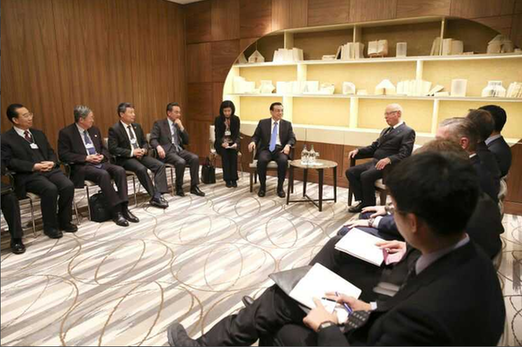 施瓦布第一時間歡迎李克強(qiáng)抵達(dá)達(dá)沃斯