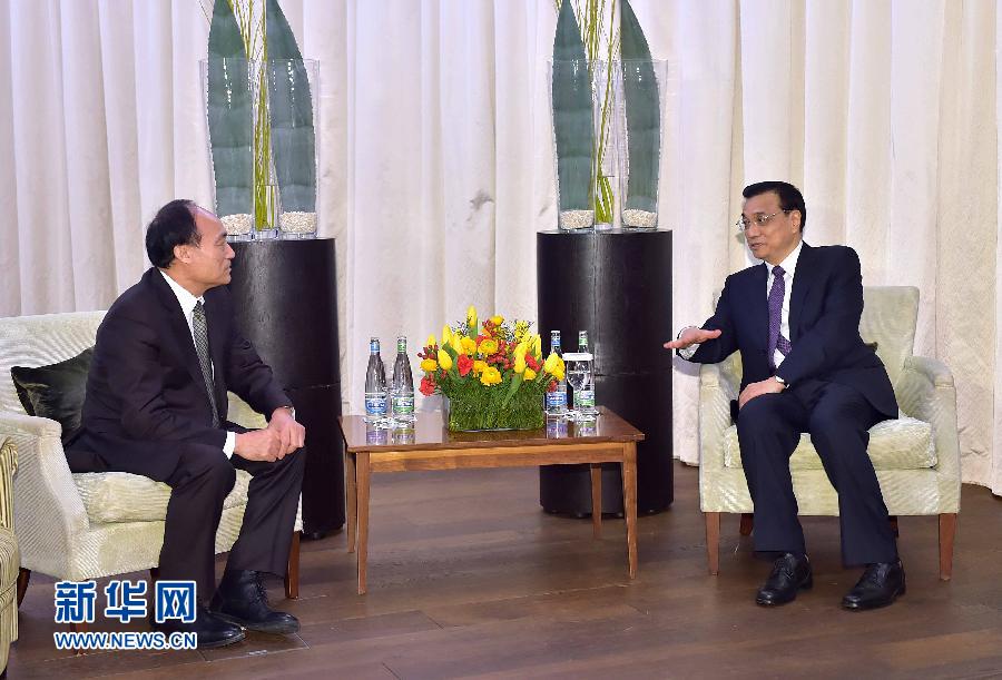 1月22日，中國國務院總理李克強在瑞士蘇黎世會見國際電信聯(lián)盟秘書長趙厚麟。 新華社記者 李濤 攝