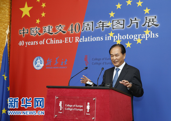 5月18日，正在比利時訪問的新華社社長蔡名照在比利時布魯日歐洲學(xué)院舉行的&ldquo;中歐建交40周年圖片展&rdquo;開幕式上致辭。在中歐建交40周年之際，由新華社、歐洲學(xué)院主辦的&ldquo;中歐建交40周年圖片展&rdquo;18日在位于比利時布魯日的歐洲學(xué)院開幕。 新華社記者葉平凡攝 