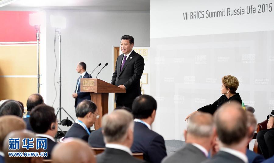 7月9日，金磚國家領(lǐng)導(dǎo)人同金磚國家工商理事會代表對話會在俄羅斯烏法舉行。中國國家主席習(xí)近平、俄羅斯總統(tǒng)普京、巴西總統(tǒng)羅塞夫、印度總理莫迪、南非總統(tǒng)祖馬等共同出席。新華社記者 張鐸 攝 