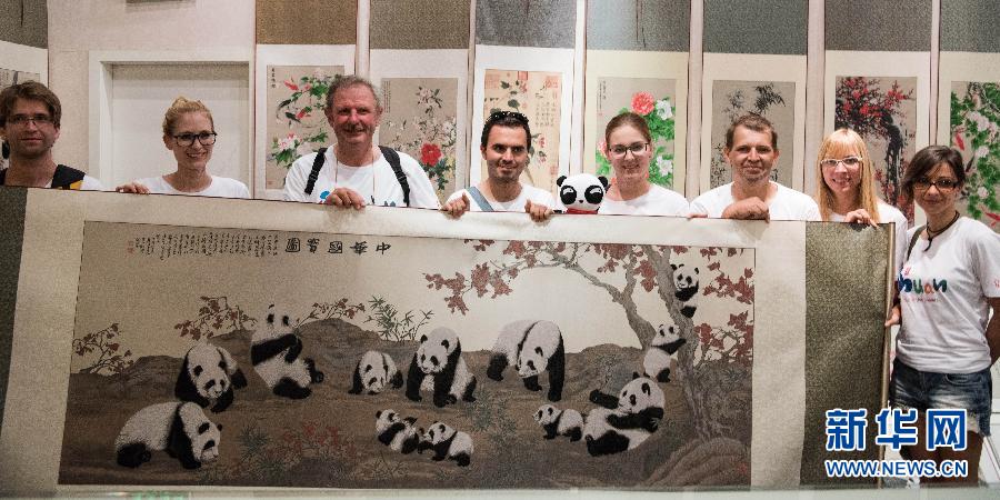 （晚報(bào)）（4）&ldquo;歐洲熊貓粉絲四川探親之旅&rdquo;自駕團(tuán)抵達(dá)成都