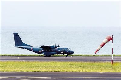 7日，法屬留尼汪島，法國軍事運輸機沿海岸搜尋MH370殘骸。