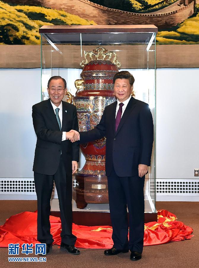  9月27日，國家主席習(xí)近平在紐約出席中國向聯(lián)合國贈(zèng)送&ldquo;和平尊&rdquo;儀式。聯(lián)合國秘書長潘基文出席。 新華社記者 李濤 攝 