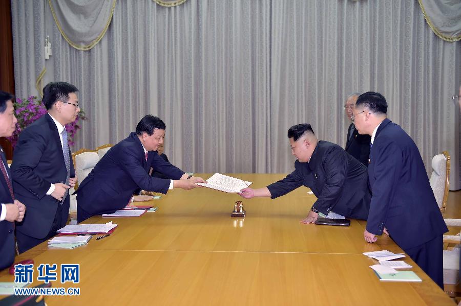10月9日，中共中央政治局常委、中央書記處書記劉云山在平壤百花園迎賓館會見朝鮮勞動黨第一書記金正恩。這是劉云山向金正恩轉交習近平總書記的親署函。新華社記者 李濤 攝
