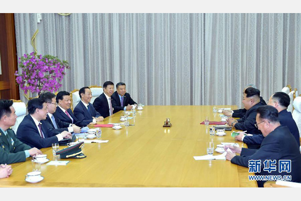 10月9日，中共中央政治局常委、中央書記處書記劉云山在平壤百花園迎賓館會見朝鮮勞動黨第一書記金正恩。 新華社記者 李濤 攝 