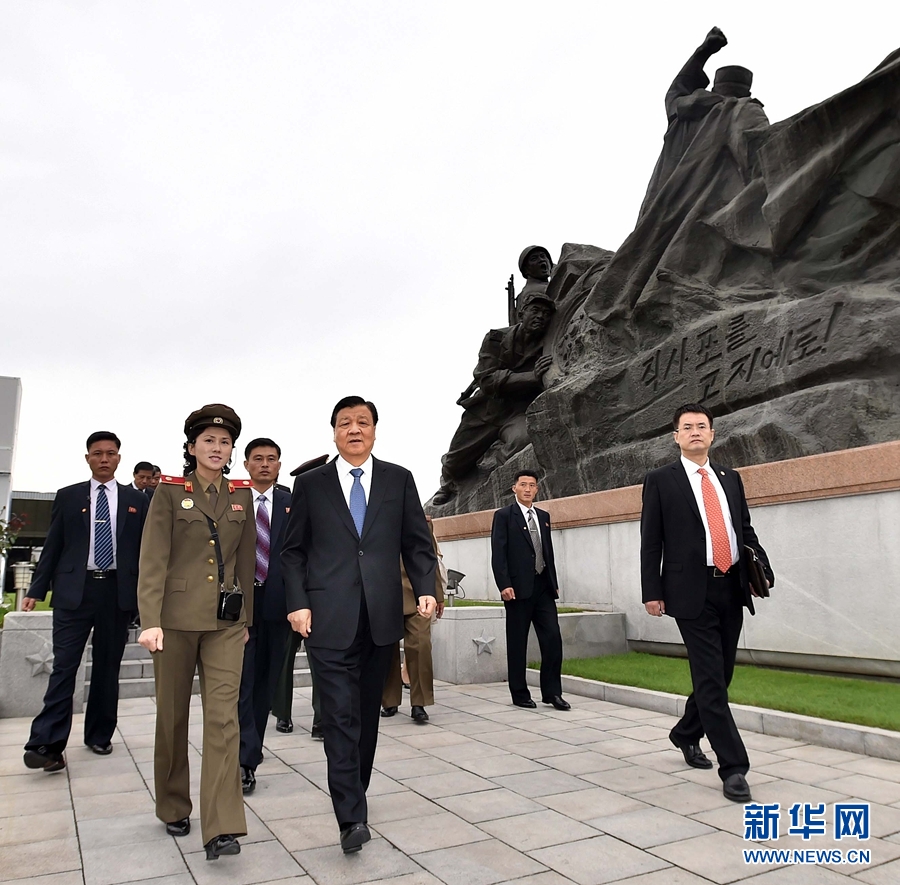 10月10日，正在朝鮮訪問的中共中央政治局常委、中央書記處書記劉云山在平壤參觀朝鮮祖國(guó)解放戰(zhàn)爭(zhēng)勝利紀(jì)念館。 新華社記者 李濤 攝