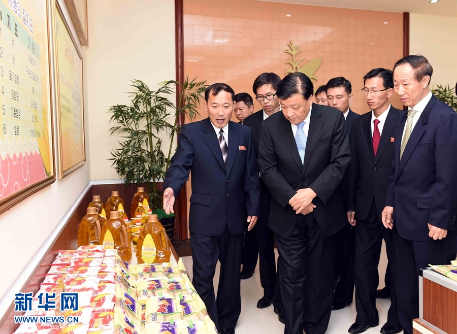10月11日，中共中央政治局常委、中央書記處書記劉云山參觀考察平壤玉米加工廠。 新華社記者 饒愛民 攝