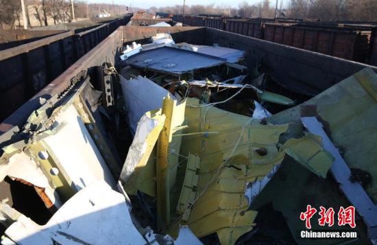 資料圖：烏克蘭頓涅茨克，MH17墜毀客機(jī)的殘骸裝上火車。圖片來源：CFP視覺中國