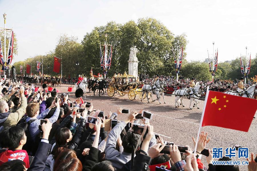 這是習(xí)近平和夫人彭麗媛在女王夫婦陪同下，乘坐皇家馬車前往白金漢宮下榻。新華社記者 周磊 攝