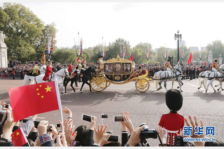 這是習(xí)近平和夫人彭麗媛在女王夫婦陪同下，乘坐皇家馬車前往白金漢宮下榻。新華社記者 周磊 攝