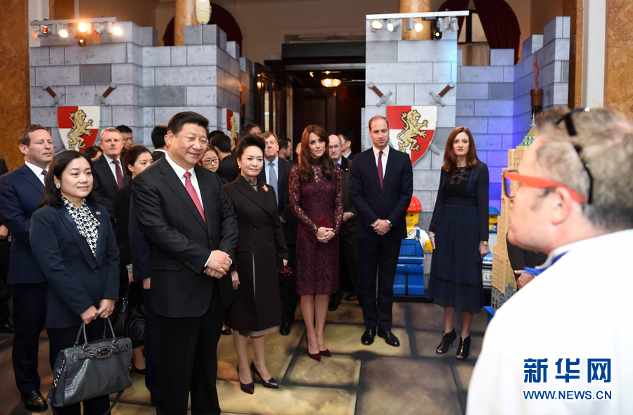 10月21日，國(guó)家主席習(xí)近平和夫人彭麗媛在英國(guó)威廉王子夫婦陪同下，出席在倫敦舉行的中英創(chuàng)意產(chǎn)業(yè)展。 新華社記者 張鐸 攝