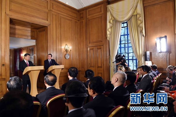 10月21日，國家主席習(xí)近平在倫敦唐寧街首相府同英國首相卡梅倫舉行會談。這是會談結(jié)束后，習(xí)近平和卡梅倫共同會見記者。 新華社記者 饒愛民 攝 