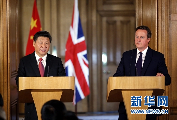 10月21日，國家主席習(xí)近平在倫敦唐寧街首相府同英國首相卡梅倫舉行會談。這是會談結(jié)束后，習(xí)近平和卡梅倫共同會見記者。 新華社記者 鞠鵬 攝 