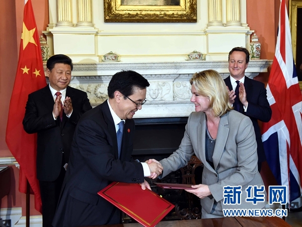 10月21日，國家主席習(xí)近平在倫敦唐寧街首相府同英國首相卡梅倫舉行會談。這是會談結(jié)束后，兩國領(lǐng)導(dǎo)人共同見證雙邊合作文件的簽署。新華社記者 饒愛民 攝 