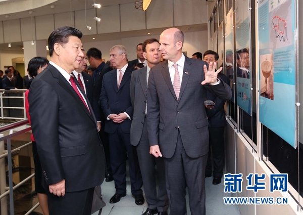 10月22日，國家主席習(xí)近平在倫敦參觀國際移動衛(wèi)星公司。新華社記者 姚大偉 攝 