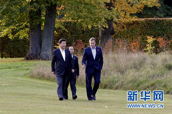 這是習(xí)近平與卡梅倫漫步草坪，邊走邊談。新華社記者 鞠鵬攝