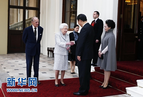 10月22日，國家主席習(xí)近平和夫人彭麗媛離開白金漢宮。離開前，英國女王伊麗莎白二世和丈夫菲利普親王專門前來同習(xí)近平夫婦親切話別。新華社記者 鞠鵬 攝