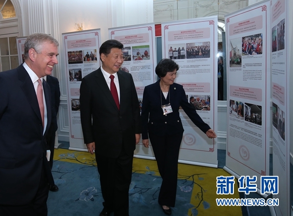 10月22日，國家主席習近平在倫敦出席全英孔子學院和孔子課堂年會開幕式。這是習近平參觀全英孔子學院和孔子課堂成果圖片展。 新華社記者 龐興雷 攝