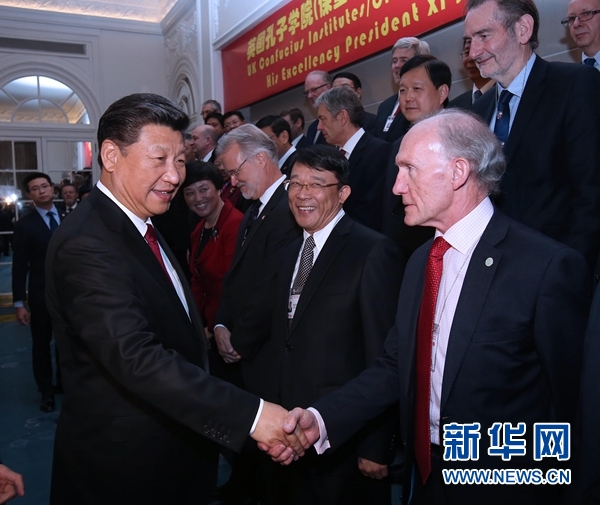 10月22日，國家主席習近平在倫敦出席全英孔子學院和孔子課堂年會開幕式。這是習近平同參加開幕式的嘉賓親切交談。 新華社記者 龐興雷 攝 