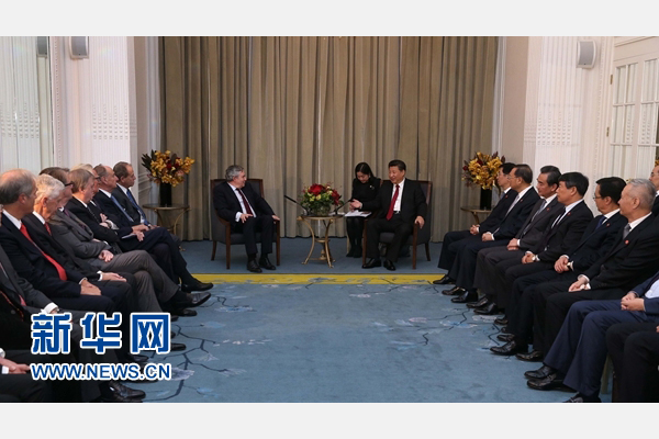 10月22日，國(guó)家主席習(xí)近平在倫敦集體會(huì)見(jiàn)英國(guó)前首相布朗等英國(guó)友人。新華社記者 龐興雷 攝 