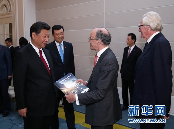 10月22日，國(guó)家主席習(xí)近平在倫敦集體會(huì)見(jiàn)英國(guó)前首相布朗等英國(guó)友人。新華社記者 龐興雷 攝 
