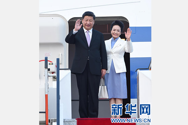 11月6日，國家主席習近平抵達新加坡，開始對新加坡進行國事訪問。這是習近平和夫人彭麗媛步出艙門。 新華社記者張鐸攝