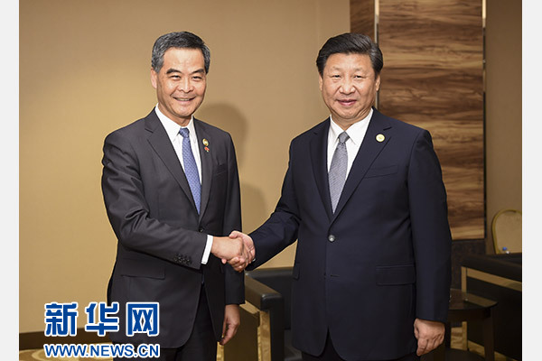 11月18日，國(guó)家主席習(xí)近平在菲律賓馬尼拉會(huì)見前來出席亞太經(jīng)合組織第二十三次領(lǐng)導(dǎo)人非正式會(huì)議的香港特別行政區(qū)行政長(zhǎng)官梁振英。新華社記者謝環(huán)馳攝