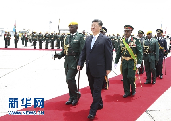 12月1日，中國國家主席習(xí)近平乘專機(jī)抵達(dá)津巴布韋首都哈拉雷，開始對津巴布韋進(jìn)行國事訪問。津巴布韋總統(tǒng)穆加貝在機(jī)場舉行隆重歡迎儀式。這是習(xí)近平檢閱儀仗隊(duì)。新華社記者 黃敬文 攝 