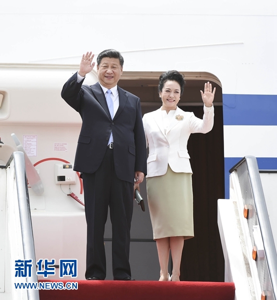 12月1日，中國國家主席習(xí)近平乘專機(jī)抵達(dá)津巴布韋首都哈拉雷，開始對津巴布韋進(jìn)行國事訪問。津巴布韋總統(tǒng)穆加貝在機(jī)場舉行隆重歡迎儀式。這是習(xí)近平和夫人彭麗媛向歡迎人群揮手致意。新華社記者 謝環(huán)馳 攝 