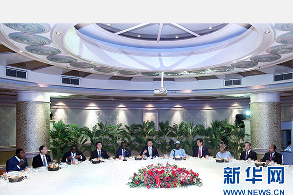 12月5日，國(guó)家主席習(xí)近平在約翰內(nèi)斯堡再次集體會(huì)見17位非洲國(guó)家領(lǐng)導(dǎo)人。 新華社記者 姚大偉 攝