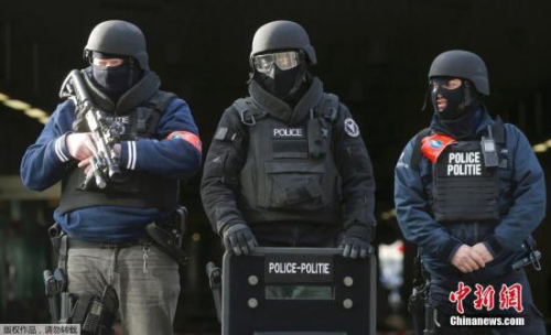 布魯塞爾全副武裝的警察。