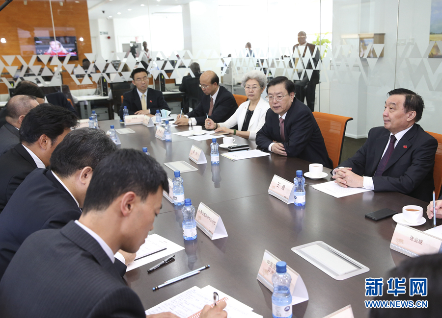 這是3月25日，張德江在肯尼亞首都內(nèi)羅畢考察中央電視臺(tái)非洲分臺(tái)并接見(jiàn)中央媒體駐非洲機(jī)構(gòu)負(fù)責(zé)人。 新華社記者馬占成攝