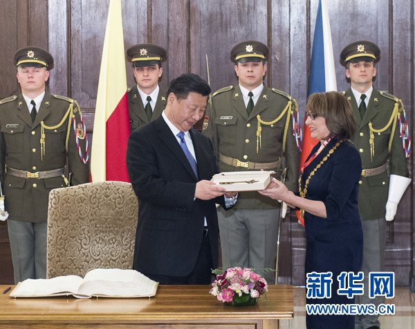 當?shù)貢r間3月29日，國家主席習近平在捷克布拉格會見布拉格市長科爾娜喬娃，并接受科爾娜喬娃代表該市贈予的城市鑰匙。 新華社記者 王曄 攝
