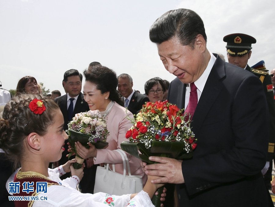  6月17日，國(guó)家主席習(xí)近平乘專機(jī)抵達(dá)貝爾格萊德，開始對(duì)塞爾維亞共和國(guó)進(jìn)行國(guó)事訪問(wèn)。塞爾維亞少年兒童向習(xí)近平和夫人彭麗媛獻(xiàn)上鮮花。新華社記者 蘭紅光 攝 