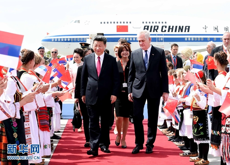 6月17日，國(guó)家主席習(xí)近平乘專機(jī)抵達(dá)貝爾格萊德，開始對(duì)塞爾維亞共和國(guó)進(jìn)行國(guó)事訪問(wèn)。習(xí)近平和夫人彭麗媛在機(jī)場(chǎng)受到塞爾維亞總統(tǒng)尼科利奇夫婦的熱情迎接。新華社記者 饒愛民 攝
