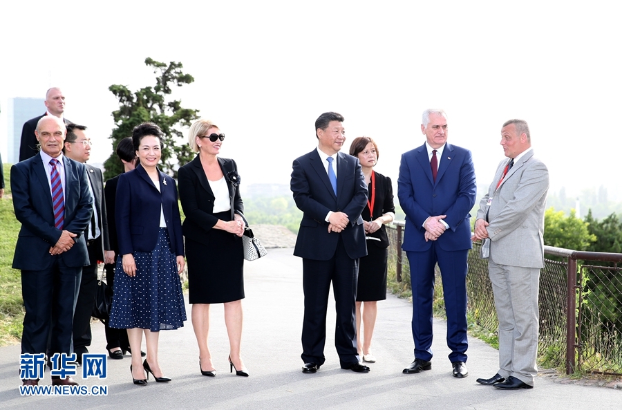 6月17日，中國國家主席習(xí)近平和夫人彭麗媛在塞爾維亞總統(tǒng)尼科利奇夫婦陪同下參觀具有悠久歷史的貝爾格萊德卡萊梅格丹公園。 新華社記者 馬占成 攝